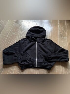 Like New! Alo Yoga Sweet Escape Cropped hoodie in black size M